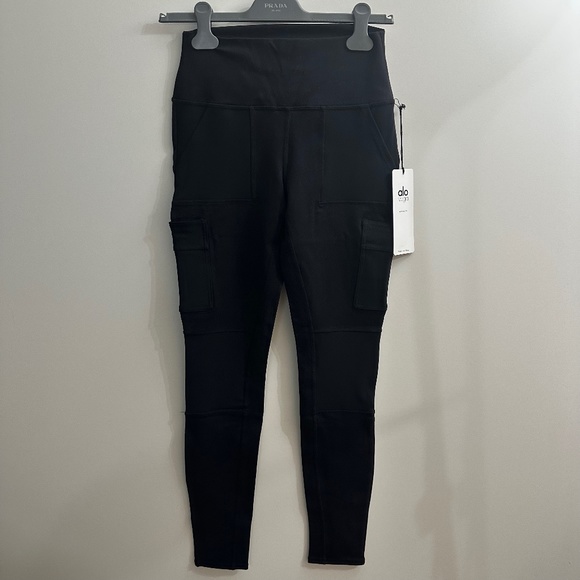 ALO Yoga Cargo Legging - Picture 4 of 5